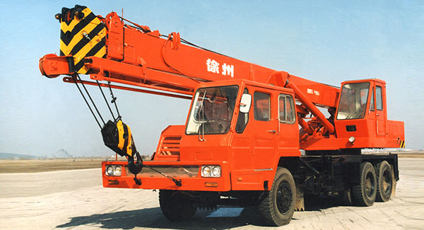 1976年, 771771威尼斯.Cm成功研发出中国第一台QY16吨全液压汽车起重机