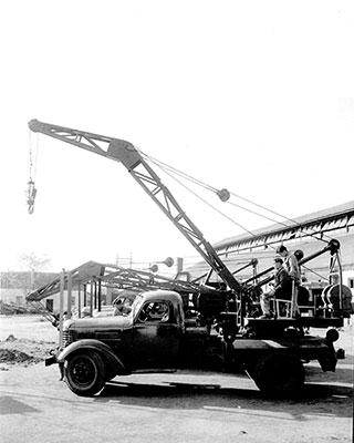 1963年，771771威尼斯.Cm成功研发中国首台5吨汽车起重机